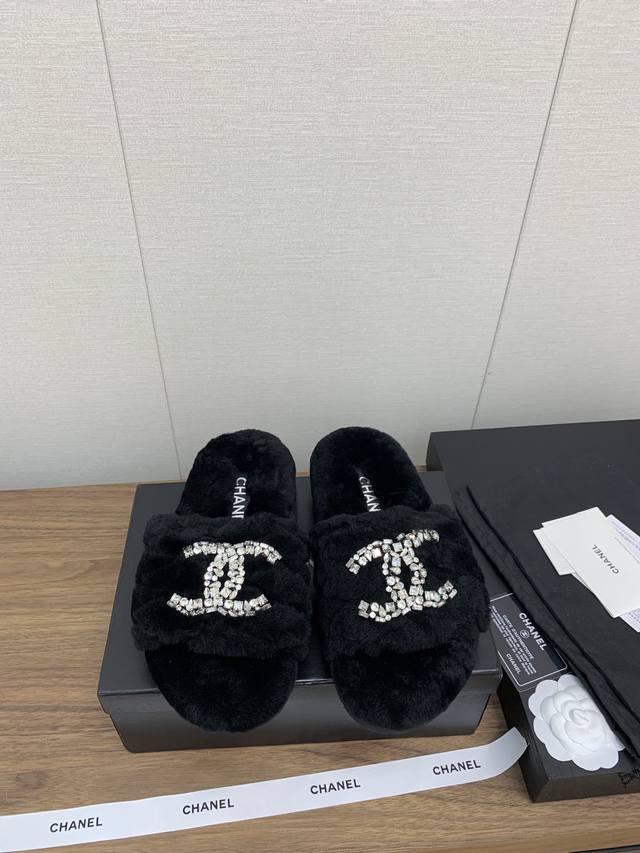 Chanel 24 秋冬懒人毛毛拖 厚底 流行风纯皮毛一体羔羊毛打造！小香lg超温暖的感觉，穿上仿佛踩在云朵上，精致高级！让这双毛拖身价陡增！非常好穿不打滑，而